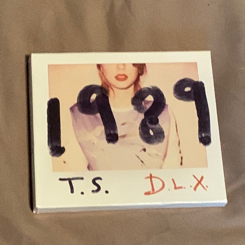 Taylor Swift 1989 Deluxe CD with Polaroids 27-39 included